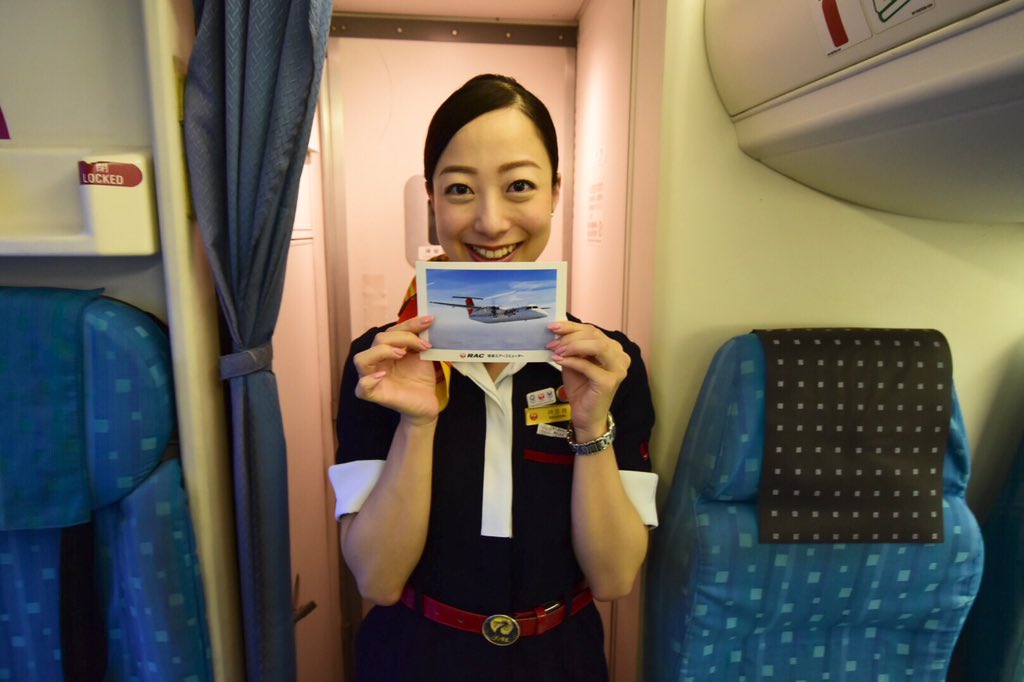 坂部秀治 6 19 名古屋 ほぼ定刻にて久米島空港 オープンスポットに無事到着 日本キャリアで唯一の運航となっているdhc 8 Q300 琉球エアコミューター 所属 30分程度の短いフライトながらその雰囲気を存分に味わえました 客室乗務員の許可を得て撮影