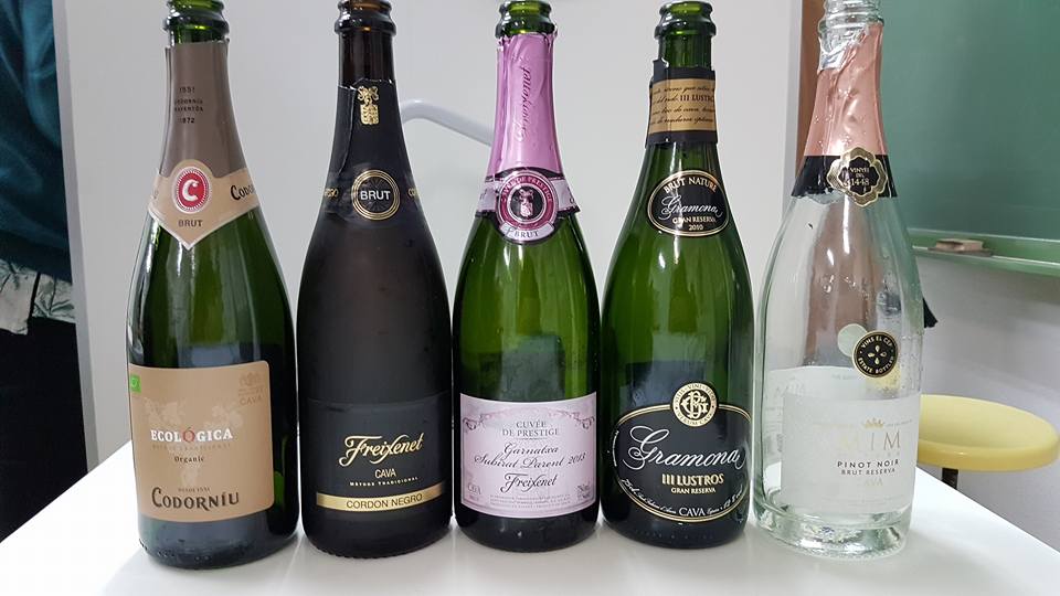 aecava's tweet photo. Esta semana hemos impartido un #SeminariodeCava gracias a @EfectoDirecto @cristinatierno y a las bodegas @freixenet @Codorniu_ES @VinsElCep @CavasGramona en la #EscueladeAdultos #CEPACondeDeAranda.  #Cavalovers #Cava https://t.co/IWg3H2a5eo