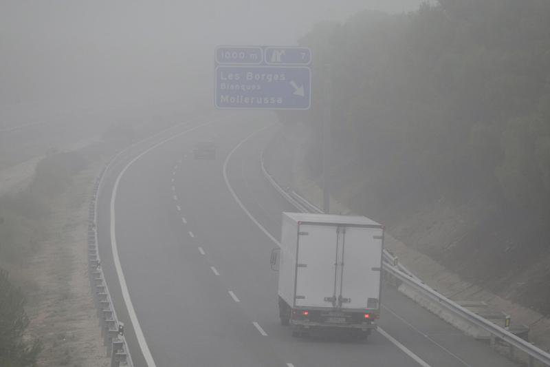 lleidacom's tweet photo. ATENCIÓ A LES CARRETERES!
L'autopista activa el protocol per la #boira i talla l'#AP2 entre #Soses i #lesBorgesBlanques 

Sabeu com heu de conduir amb boira? Aquí teniu algunes recomanacions

https://t.co/ms1ciuixq6
@AjBorgesBlanque https://t.co/MuTSf1tY2L