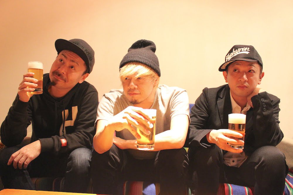 TOWER_Online's tweet photo. タワレコ推しメン ビール片手に本音トーク~10-FEET~
2回に渡ってお送りするインタビューの第2回は、ビールを飲みながらビールへの思いやエピソードを語っていただく「ビール片手に本音トーク」をお届け!
https://t.co/5EnWj9dKpF
#ビアトーク #LIVEBEERTALK2 #タワーレコード #タワレコ #10FEET https://t.co/Cv6JczAtVO