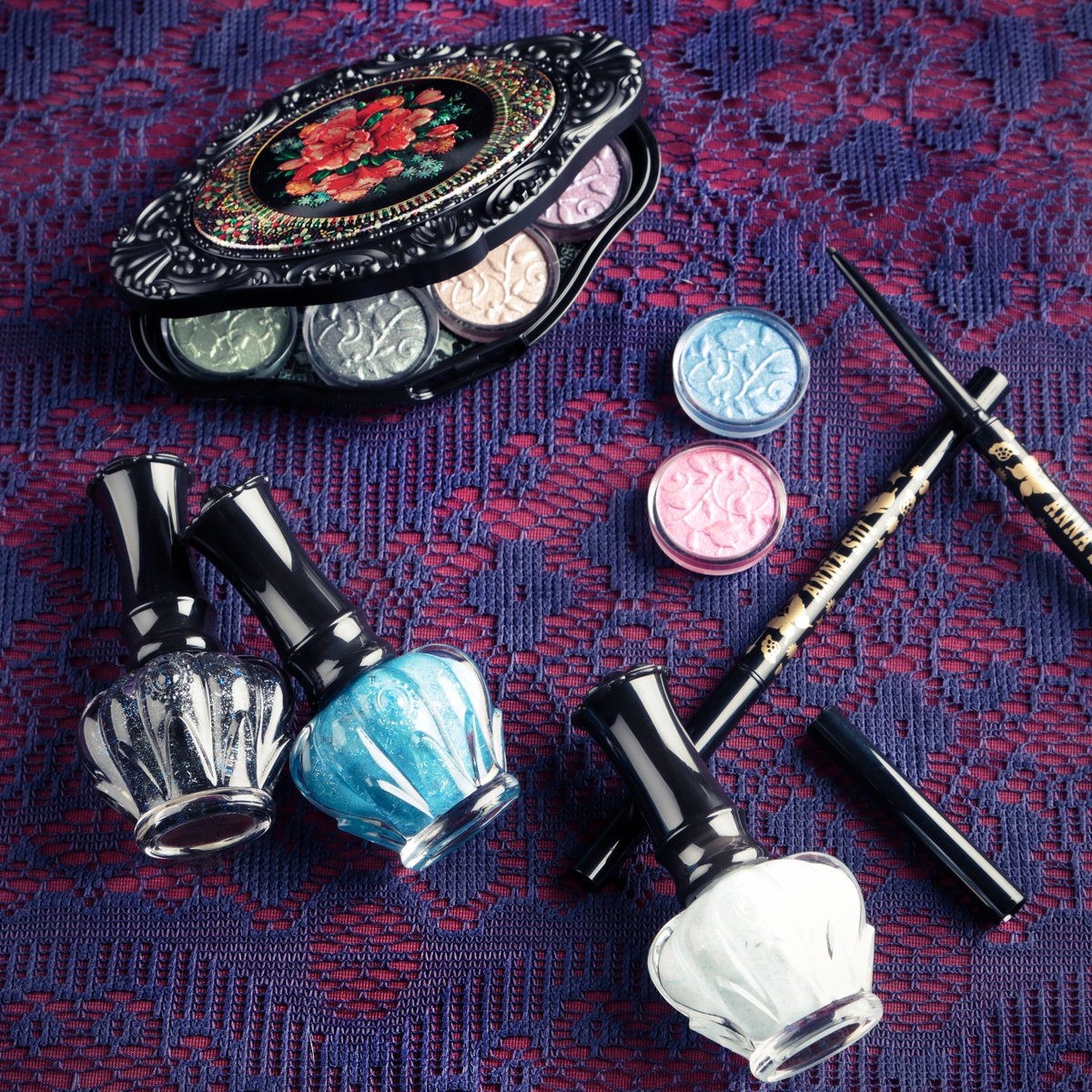 annasuicosme's tweet photo. くちびる、まぶた、ゆびさきに
好きなだけ、色を楽しんで。
SPRING COLLECTION
明日、2月1日（木）発売💐
#annasui #アナスイ #新商品 https://t.co/OmuxMC5NEL