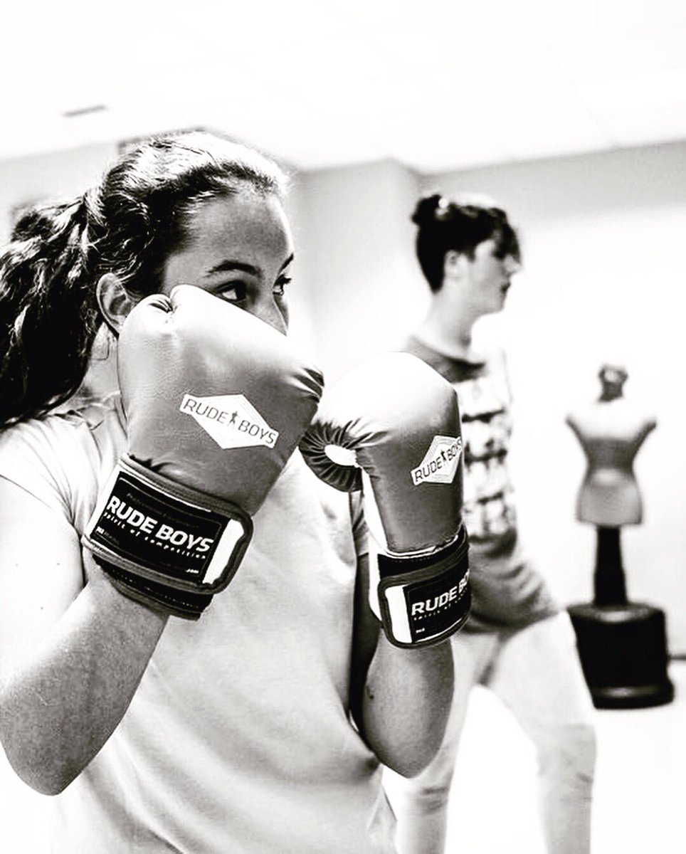 fisioclinicas's tweet photo. Desde #Fisioclínicas os queremos recomendar este curso de #defensapersonal organizado por #1664FightClub. Clase magistral para todas las edades con un icono del #boxeo español como es #AlfredoRojo. Será este sábado y aquí os dejamos los detalles. ¡Puños fuera!🥊🥊 #deporte https://t.co/NN71Uim6Ti