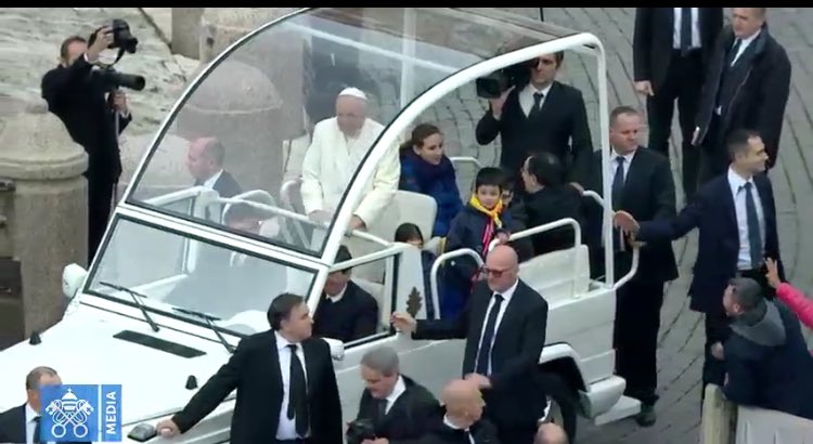 Al comienzo de la #Audiencia el #Papa ha invitado a subir al #Papamovil a todos los niños que cabían ( que están entusiasmados )
#NOW #Vatican