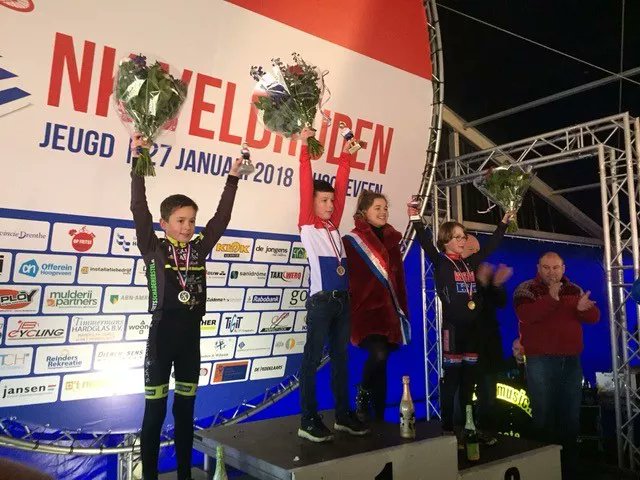 Afgelopen weekend won Steff de Bruijn de Nederlandse Titel (categorie 2) bij het NK veldrijden voor de jeugd in Hoogeveen. Verslag van deze dag en resultaten van de andere PRC Delta jeugdrenners, zie: prcdelta.nl/tools/nieuws.h… #gefeliciteerd #kampioen #veldrijden
