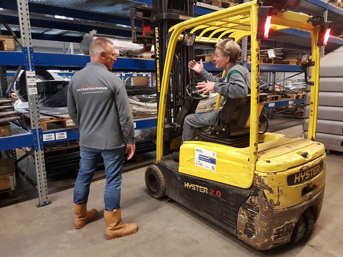 Intertraining's tweet image. Zijn jullie heftruck medewerkers toe aan een opfriscursus 'Veilig rijden op de heftruck'? Bij Kverneland zijn zo'n veertig medewerkers weer veilig aan het werk: bit.ly/2rZl7dh