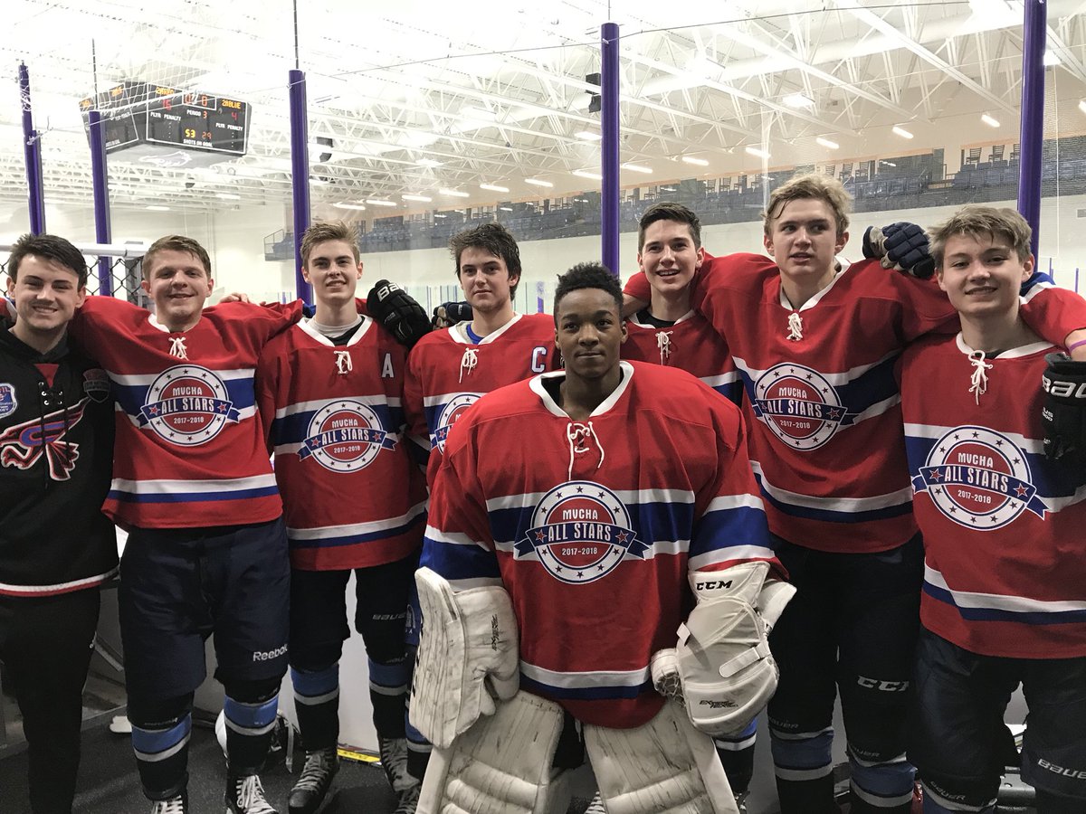 columbiapuck's tweet photo. Great game for the boys! Shoutout to the Grinder for sneaking in the pic #daboys https://t.co/JtGb4SbWIv