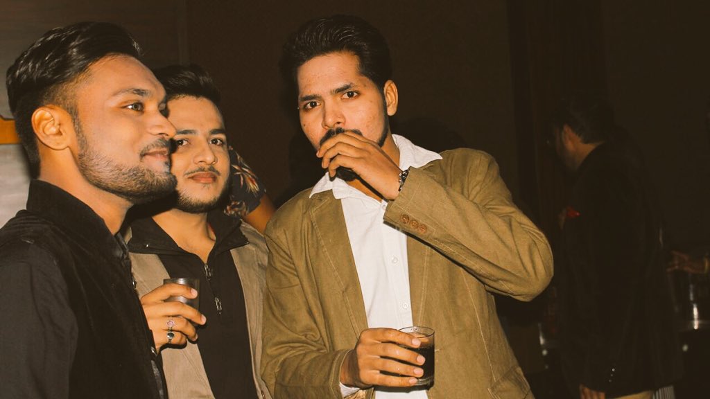 DrAjaySingh29's tweet photo. WO DOST HI KYA JISKE SATH #PARTY 🎉 MEIN TUM NE
KISI 🤪 #MEDICAL_CASE KE BARE MAINE #DISCUSSION NA KIYA HO.
#MBBS_MEDICAL_LIFE https://t.co/UDnq47dT7X