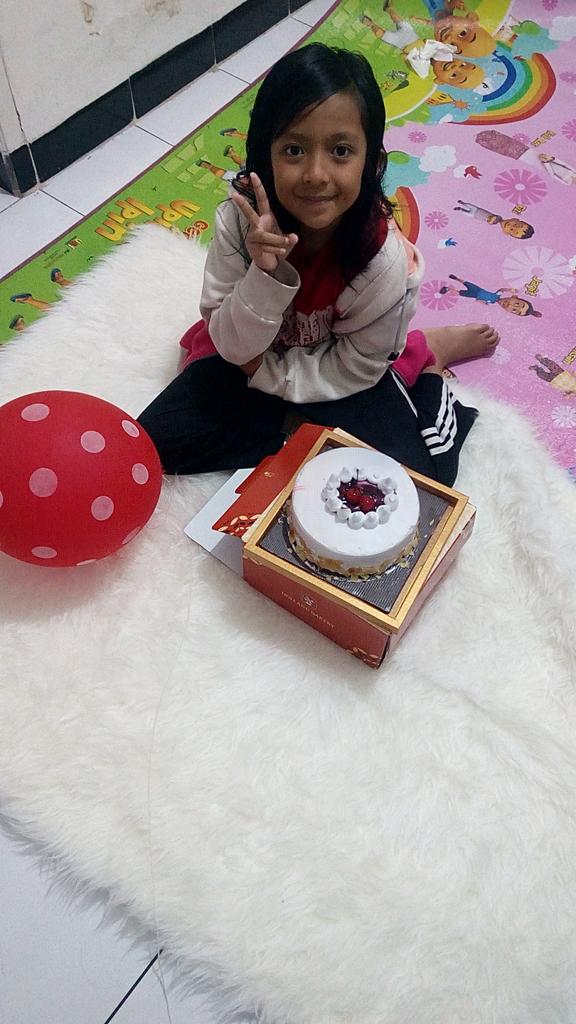 Linafael's tweet photo. @ardanradio Beli kue ultah holland lewat @GrabID cepet banget #PraktisTanpaMiris #DekatDenganGrabfood 083820869044 https://t.co/XtkutzGzLx