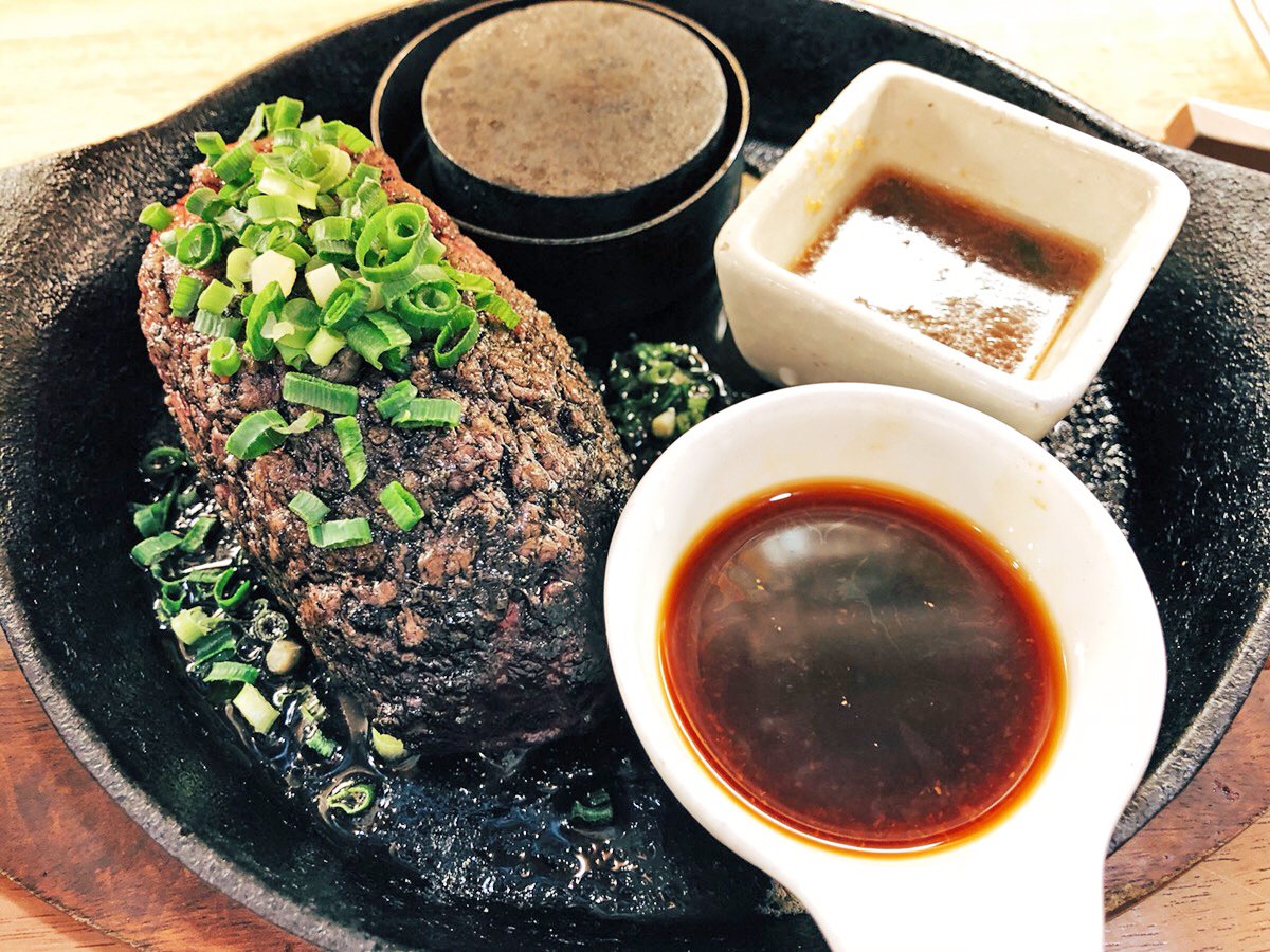 muni_gurume's tweet photo. 【極味や】
@福岡 博多

炭火焼で焼いた黒毛和牛ハンバーグを食べられるお店。
表面を炭火焼で炙っており、中身はなんと生の状態で出てきます‼
焼き石が用意されるので、それで中の生の部分を自分の好きな焼き加減で焼いて食べられます✨
はじけ飛ぶ肉汁に食欲が暴走してしまいます🎶 https://t.co/sux4UnzOPh