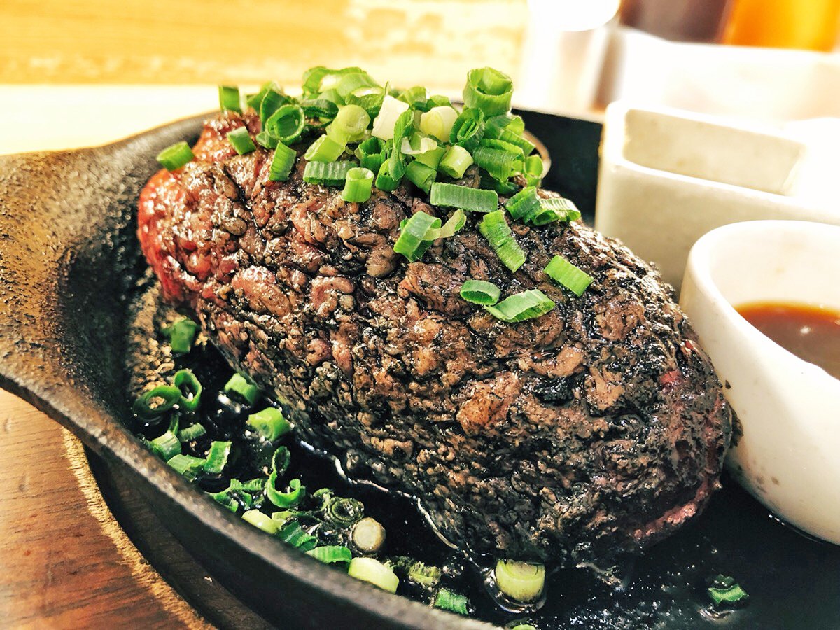 muni_gurume's tweet photo. 【極味や】
@福岡 博多

炭火焼で焼いた黒毛和牛ハンバーグを食べられるお店。
表面を炭火焼で炙っており、中身はなんと生の状態で出てきます‼
焼き石が用意されるので、それで中の生の部分を自分の好きな焼き加減で焼いて食べられます✨
はじけ飛ぶ肉汁に食欲が暴走してしまいます🎶 https://t.co/sux4UnzOPh