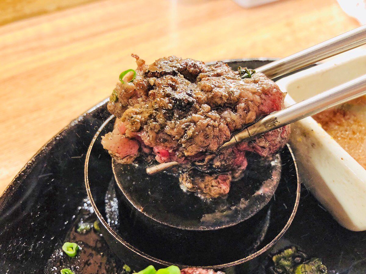 muni_gurume's tweet photo. 【極味や】
@福岡 博多

炭火焼で焼いた黒毛和牛ハンバーグを食べられるお店。
表面を炭火焼で炙っており、中身はなんと生の状態で出てきます‼
焼き石が用意されるので、それで中の生の部分を自分の好きな焼き加減で焼いて食べられます✨
はじけ飛ぶ肉汁に食欲が暴走してしまいます🎶 https://t.co/sux4UnzOPh