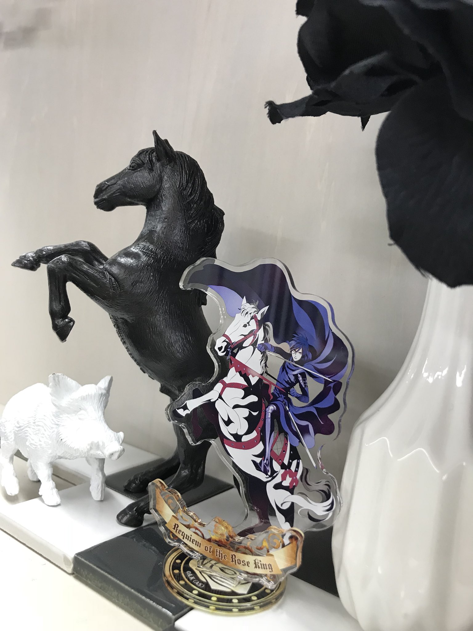 ボードゲームプレイングギャラリー ブックマーク浅草橋 No Twitter 薔薇王の葬列イラスト展 12日目 商品紹介 アクリルスタンド ゴールド 躍動感がかっこよすぎるイラストを使用しました チェスの駒と一緒に飾ってもかっこいいかも 菅野先生の私物コーナー