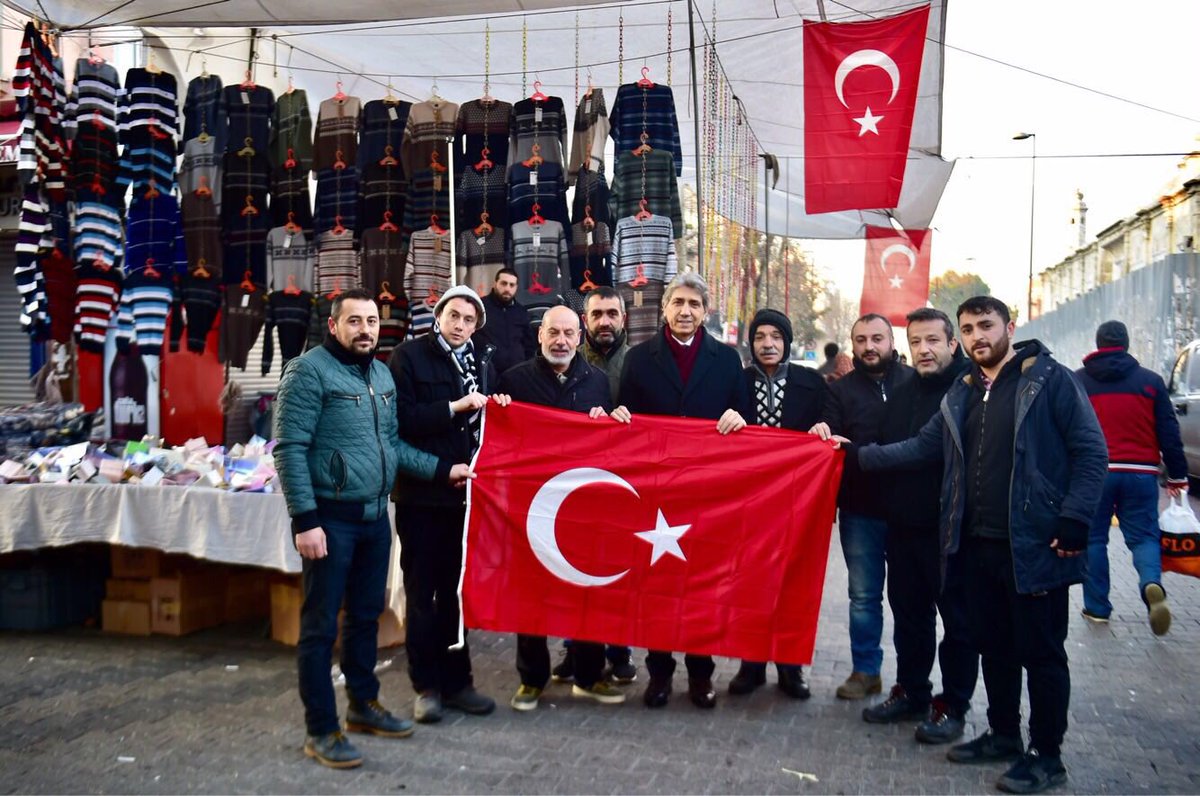 mustafademir's tweet photo. Herkese hayırlı sabahlar. Çarşamba pazarı esnafımızı ziyaret ediyor, kendilerine al bayrağımızı hediye ediyoruz. Rabbim mehmetçiğimizi korusun.Bugün çarşamba pazarımız kırmızı beyaz🇹🇷 https://t.co/RbkCyVXzHR