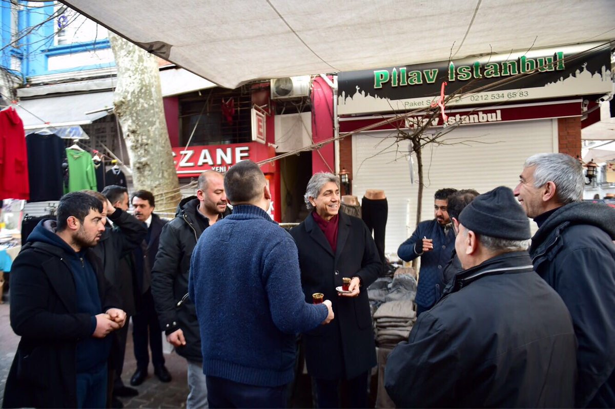 mustafademir's tweet photo. Herkese hayırlı sabahlar. Çarşamba pazarı esnafımızı ziyaret ediyor, kendilerine al bayrağımızı hediye ediyoruz. Rabbim mehmetçiğimizi korusun.Bugün çarşamba pazarımız kırmızı beyaz🇹🇷 https://t.co/RbkCyVXzHR