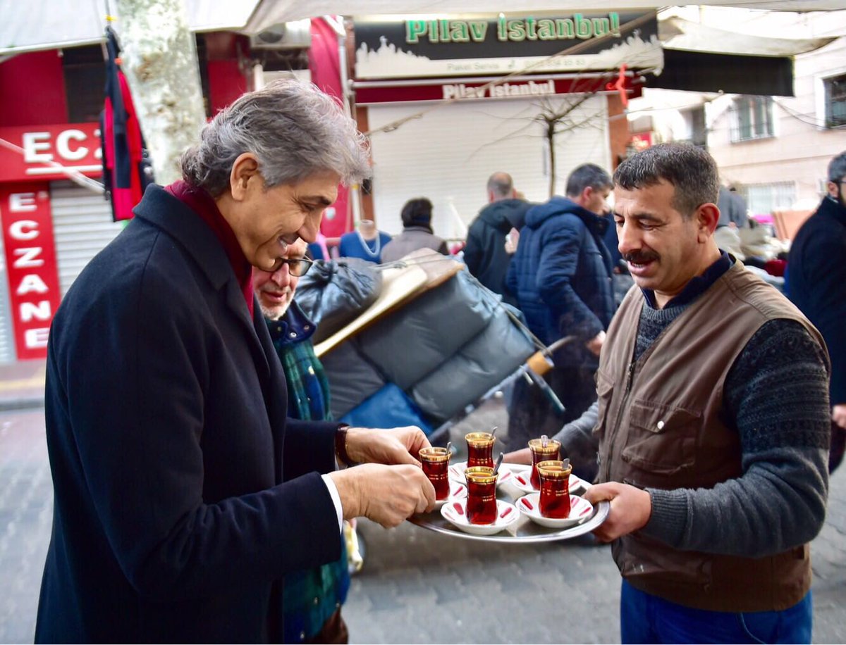 mustafademir's tweet photo. Herkese hayırlı sabahlar. Çarşamba pazarı esnafımızı ziyaret ediyor, kendilerine al bayrağımızı hediye ediyoruz. Rabbim mehmetçiğimizi korusun.Bugün çarşamba pazarımız kırmızı beyaz🇹🇷 https://t.co/RbkCyVXzHR
