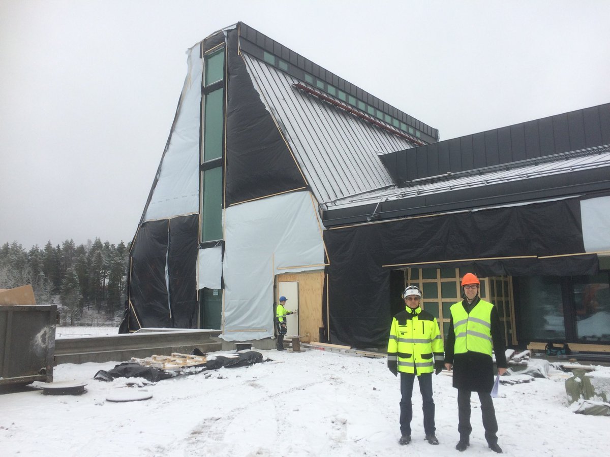 Söderkullan kirkko harjakorkeudessa. Arkkitehti Juhani Aalto ja kirkkoherra Juha Ilonen esittelivät paikkoja. #ylehelsinki