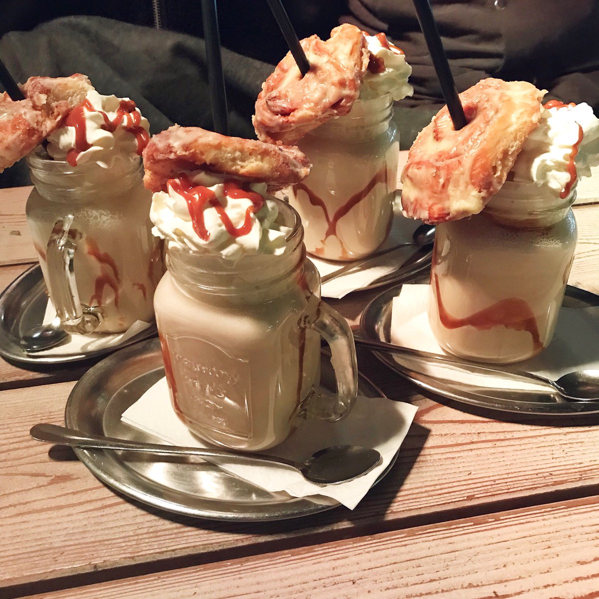 Happykitchenst_'s tweet photo. Chai milkshakes with cinnamon Rolls in #Mannheim bei #lenoks 😍😍 #milkshake #foodblogger #essen #trinken #foodporn #delicious https://t.co/hxc7FKuYiI