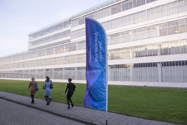 Ondernemers met buitenlandplannen, maatschappelijke organisaties en kennisinstellingen praten vandaag met ambassadeurs en consuls-generaal uit zo'n 140 landen. Ze treffen elkaar in de Rotterdamse  Van Nelle Fabriek #NLamb2018