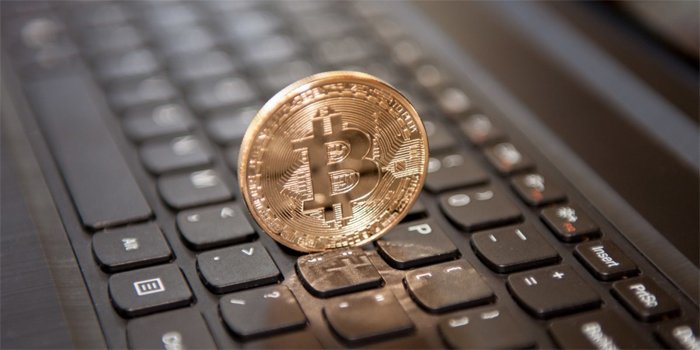 digimarkaz's tweet photo. Facebook Business-də yayınlanan bir yazıda Bitcoin, Initial Coin Offerings kimi insanlara kripto pul satın alma fürsətləri verən kanalların reklamlarının qadağan ediləcəyi açıqlanıb. Facebook bunu insanları fırıldaqçılardan qorumaq məqsədilə etdiyini bildirib. #dmc
From: @cnni https://t.co/1COLl2RBUf