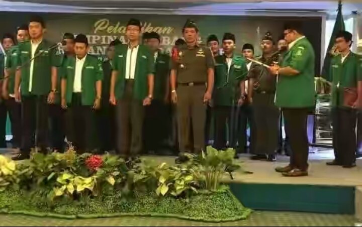 Rangga_Langkung's tweet photo. "Demi Allah sbgai Pengurus GP Ansor saya berjanji, bhw saya dlm menerima jabatan pengurus GP Ansor akan menjunjung tinggi ajaran Ahlussunnah wal jamaah," kata Ketum @GusYaqut yg diikuti oleh pengurus GP Ansor yg baru dilantik. #KhidmatAnsorUntukNU 
@nu_online @noeruzzaman @qitmr https://t.co/pugApQG2cP