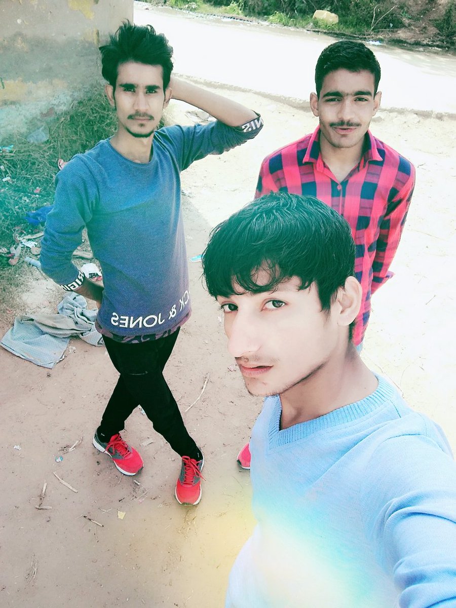 anilgailpuriya's tweet photo. अपन तो #_Personality ही ऎसी रखते हे, 2-4 #_यारो 👬के साथ भी जाये
तो लोग देखते ही गाते हे "" #_Swag से करेंगे 👬#सबका_स्वागत """
😍😍😍😁😁😁😂😂👉🙈👉❤👉🙊👉🍾
#__अnil__Rao__GaiLpuRiYa https://t.co/409bk1lZyH