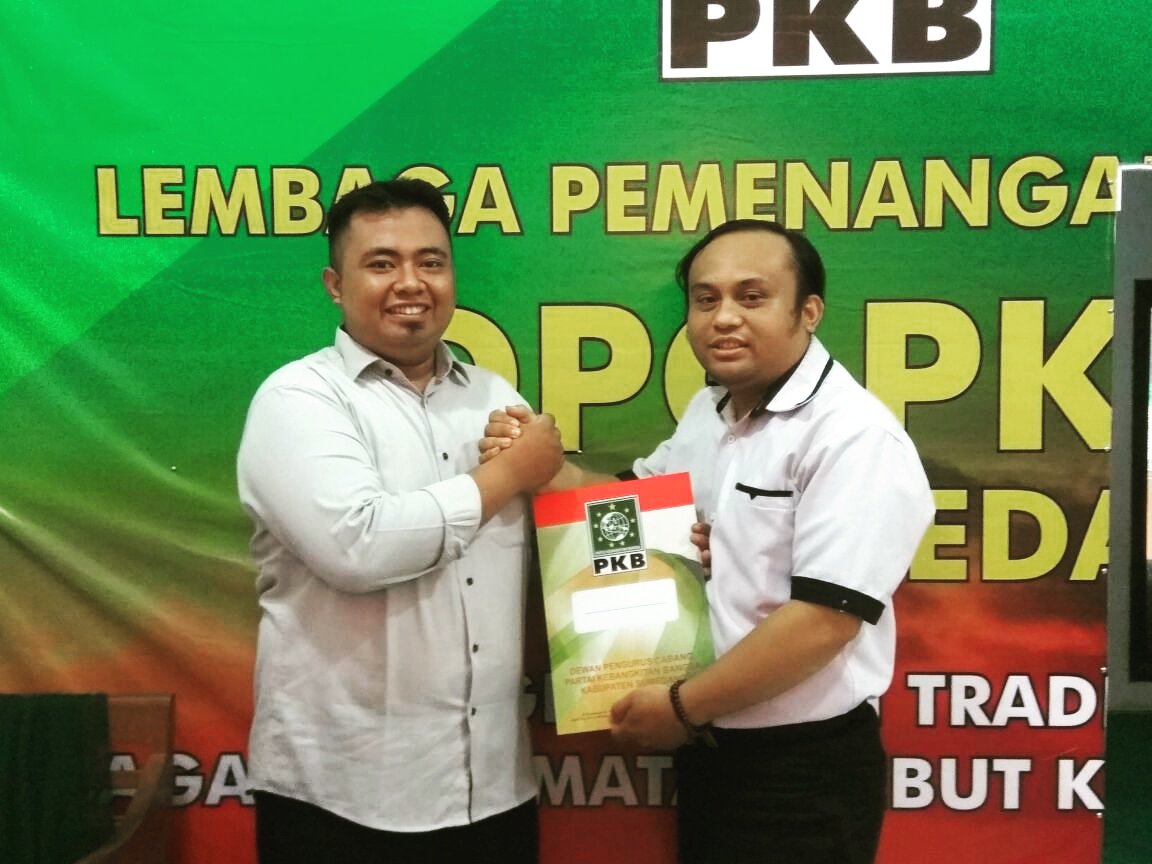Pendaftar ke empat yang mengambil berkas pendaftaran Caleg DPRD Kabupaten Sumedang dari PKB adalah Bapak Asep Moh. ansorudin dari Kecamatan Cimanggung. #PKBsambutPemilu2019 #pkbmembelarakyat #lpp_pkbsmd <a href="/saepul1926/">saepul rohman</a> <a href="/didisuhrowardi/">didi suhrowardi</a> @KangSyaifulHuda <a href="/dpwpkbjabar/">DPW PKB JABAR</a> <a href="/Hermanhabibullh/">Herman Habibullah</a>