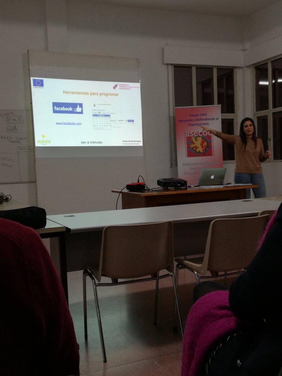Rekategs's tweet photo. Con la gran @Ro_Rollan anoche en el curso de marketing y redes. Expectacular!

#Marketing #MarketingDigital #ASECOC #Coria https://t.co/RoN1Iq8iOa