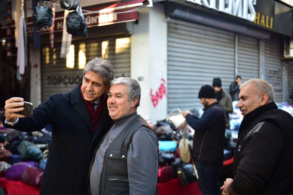 mustafademir's tweet photo. Çarşamba pazarı esnafımızı ziyaret ediyoruz. Çay sofralarında kurduğumuz mini meclislerde fikir istişarelerinde bulunuyoruz https://t.co/dpyqG2kXsv