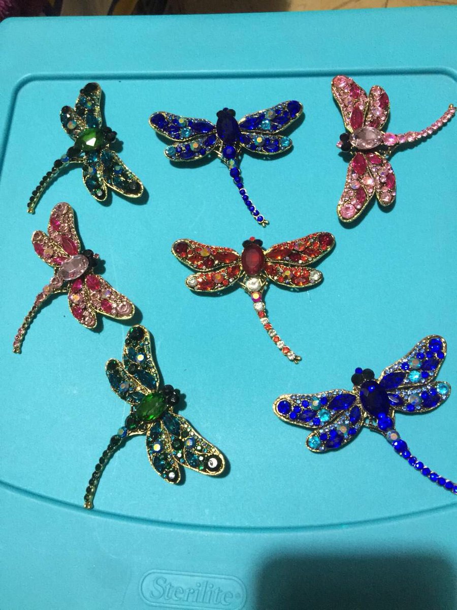 TuPontelos's tweet photo. Este 14 febrero #valentinesday luce tu libélula de pedrería, exclusiva de #PonteTusMoños🎀 #tupontelos #insects #libélula
•
400
•
#PonteTusMoños🎀 #TuPontelos 
#StyleInspiration #CalidadTotal #DiseñosUnicos #InstaBow  #SanValentin #TuEstilo #StyleWomen https://t.co/Ic5iQwn7MO