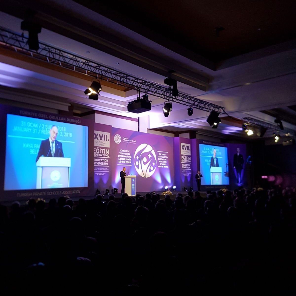 okultrendi's tweet photo. XVII. Geleneksel Eğitim Sempozyumu Türkiye Özel Okullar Derneği Yönetim Kurulu Başkanı F. Nurrullah Dal'ın açılış konuşması ile başladı #GAES18 #okuldamoda #üniversite #design #unilife #trend #education #gradwear https://t.co/jEFpE6rvWM