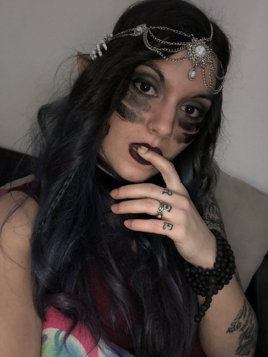 LaineyGG's tweet photo. The night of the great Battle Royale, I donned my war paint proudly. I even ate tacos in that lipstick!! #SoProud #DontFuckWithTheBard #BattleBard #BardicBeauty #HellYeahImTheMuthaFuckinPrincess #LotusGroupAdventures #DungeonsandDragons #DnD https://t.co/F67aboZz9k