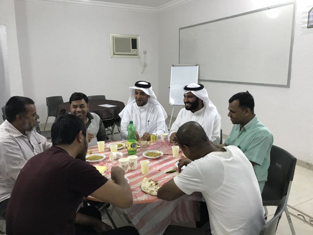 ضمن شعار هذا الأسبوع " أحب معهدي " النشاط الطلابي يكرم عمال النظافة في المعهد بحضور فضيلة مدير المعهد الشيخ جمعان الغامدي