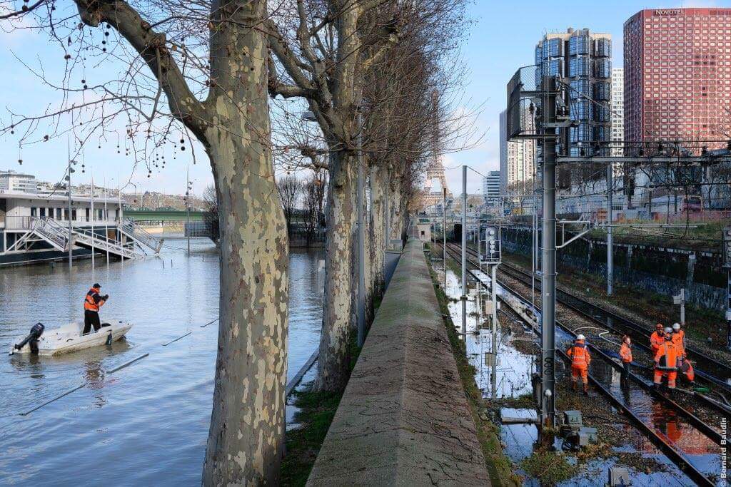 LanxadeLydie's tweet photo. Travail remarquable des agents de l'ombre:
Objectif limiter l’impact des eaux sur les installations #RERC
+ de10.000m3 d’eau rendus à la Seine tt les heures.
Ici gare de #Javel 
[#SNCF #CrueSeine #Crue]
📸 @berniebaud &amp; #LaurentAbbani https://t.co/c2Ack7APUO