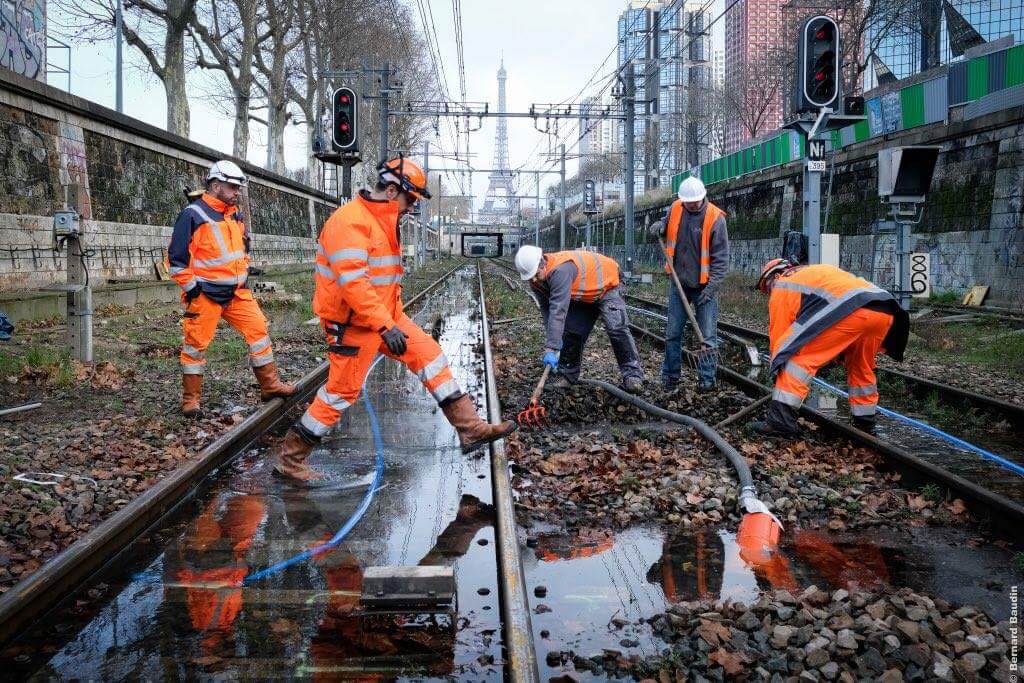 LanxadeLydie's tweet photo. Travail remarquable des agents de l'ombre:
Objectif limiter l’impact des eaux sur les installations #RERC
+ de10.000m3 d’eau rendus à la Seine tt les heures.
Ici gare de #Javel 
[#SNCF #CrueSeine #Crue]
📸 @berniebaud &amp; #LaurentAbbani https://t.co/c2Ack7APUO