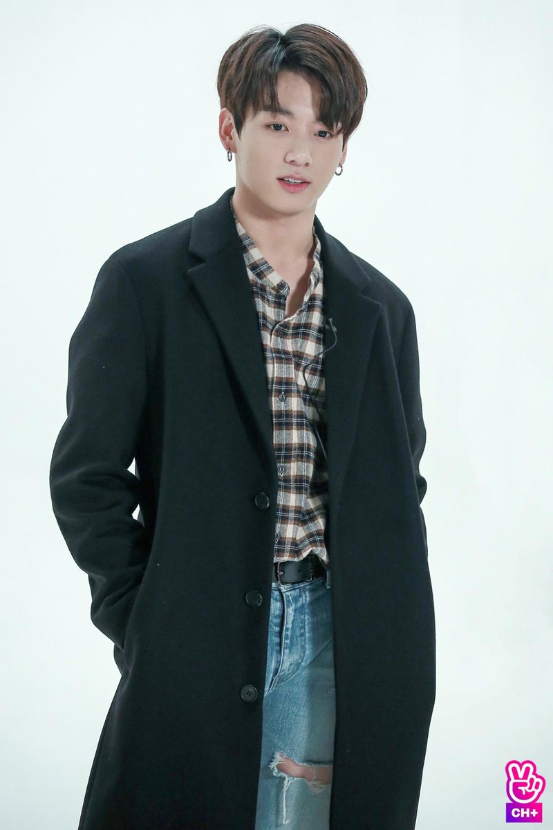 kookpiics's tweet photo. So handsome https://t.co/kj8ovxkS9s