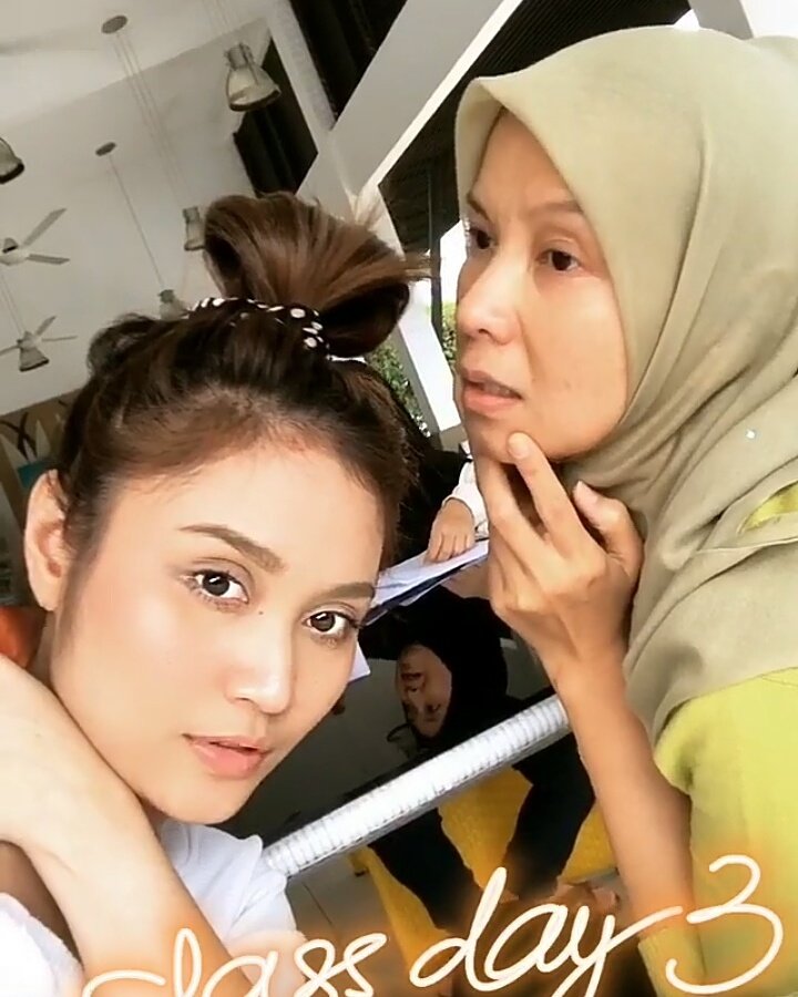 Jauhi org berdengki,  shuhhhh pgi jaoh2. Hi babe <a href="/Ayda_Jebat/">Ayda Jebat</a>  goodnight  babe yg penting awak happy k