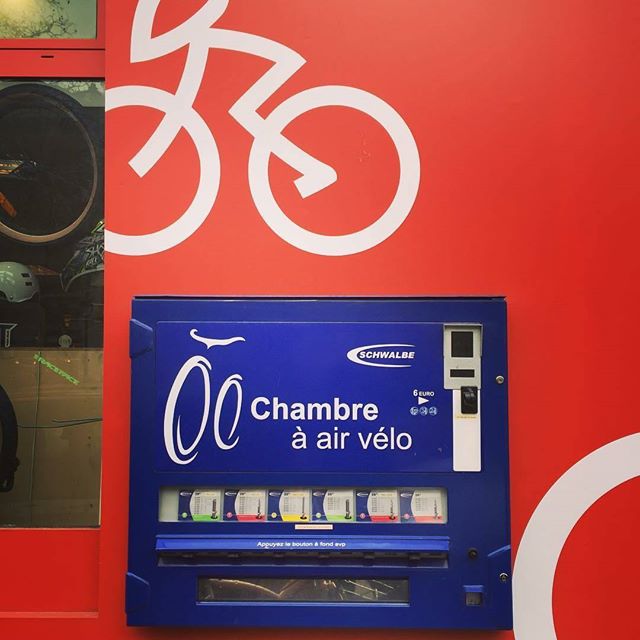 Cyclofix's tweet photo. Fini les distrib' de bonbons, préservatifs, frites, de pizzas, de baguettes, faites place au seul et unique distributeur de.. chambres à air par #Schwalbe s'il vous plait !  

Sinon en cas de pépin, nous aussi on a le stock  😂 🚴‍♀️
#velo #velotaf #paris 

RP freelanceaddict https://t.co/61ZcqcFKOq