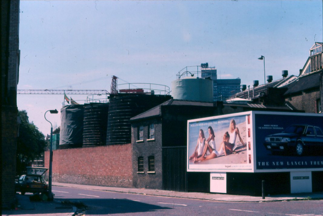 The Junction of Tanner Street with @TowerBridgeRd in 1990, showing wooden vinegar vats at Sarsons Vinegar Factory. @se1 @BermondseyBeat @BSAP_Bermondsey