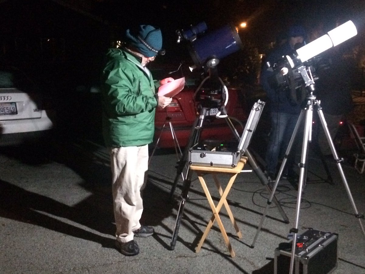 Alisabecerra's tweet photo. Checking out the #SuperBlueBloodMoon #Explorit #Davis @GoodDaySac @CBSSacramento @CBS13Weather @Jedizen07 https://t.co/JXZNyzcaLl