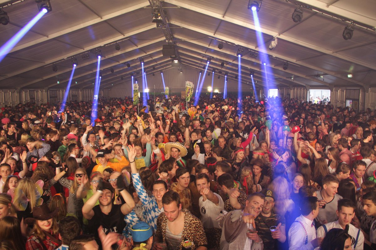 Gezien dat we op facebook (@carnavaloverijssel) vrijkaarten weggeven voor de Mega Carnavalsparty Albergen van a.s. zondag? Liken &amp; taggen dus! #rtvoost #carnavalov