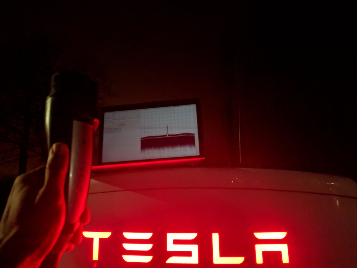 RatZillaS's tweet photo. Analyse de l'ouverture radio de la trappe de charge sur @Tesla avec #URH et #rtl433. Résultats: les trames sont les mêmes pour tou/te/s les supercharger / voitures. Un simple module 433mhz et un microcontrôleur permettent d'ouvrir la trappe à distance en rejouant la séquence ! https://t.co/k3cGg8i8dY
