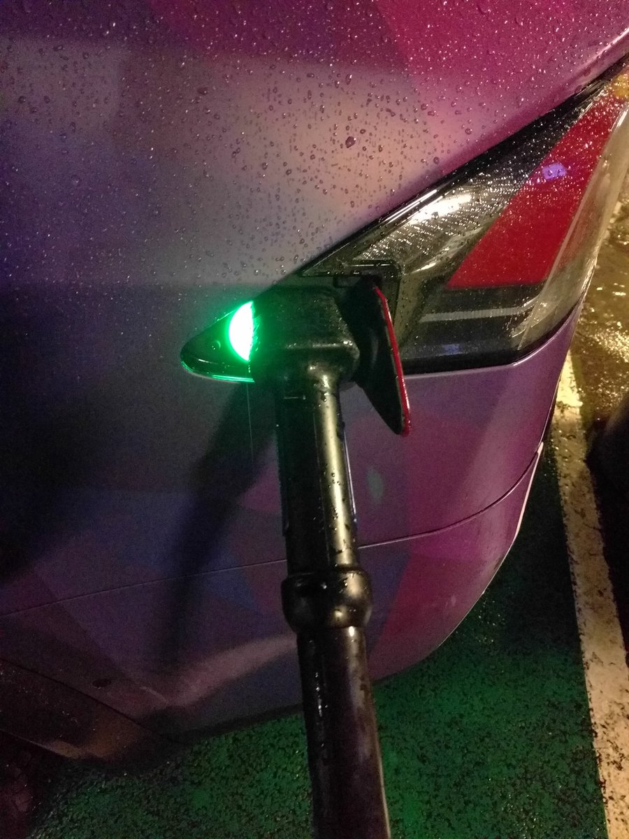 RatZillaS's tweet photo. Analyse de l'ouverture radio de la trappe de charge sur @Tesla avec #URH et #rtl433. Résultats: les trames sont les mêmes pour tou/te/s les supercharger / voitures. Un simple module 433mhz et un microcontrôleur permettent d'ouvrir la trappe à distance en rejouant la séquence ! https://t.co/k3cGg8i8dY