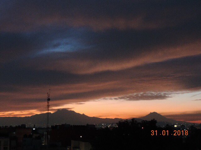 marycargj's tweet photo. Despertar muy temprano, para ver un #supereclipse y ver amanecer así de bello en #cdmx #Popocatépetl #Iztaccihuatl @En_laDelValle https://t.co/mnzWvRERC3