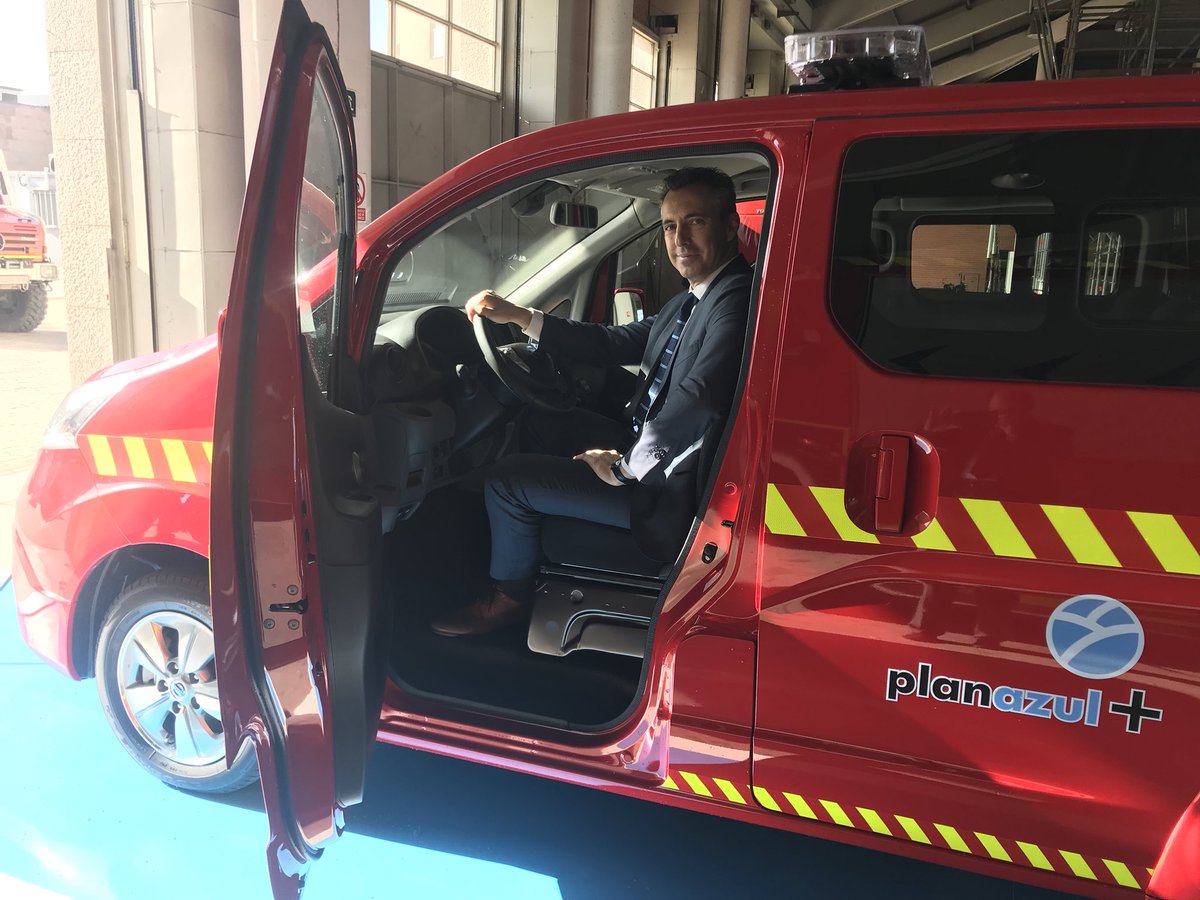 CarlosNovilloPi's tweet photo. 🔝Presentación de los 19 nuevos vehículos 100% eléctricos #planazul para el Cuerpo de Bomberos de la @ComunidadMadrid La protección del medio ambiente y de los ciudadanos, pilares esenciales de #ASEM112. https://t.co/taecSKo5KG