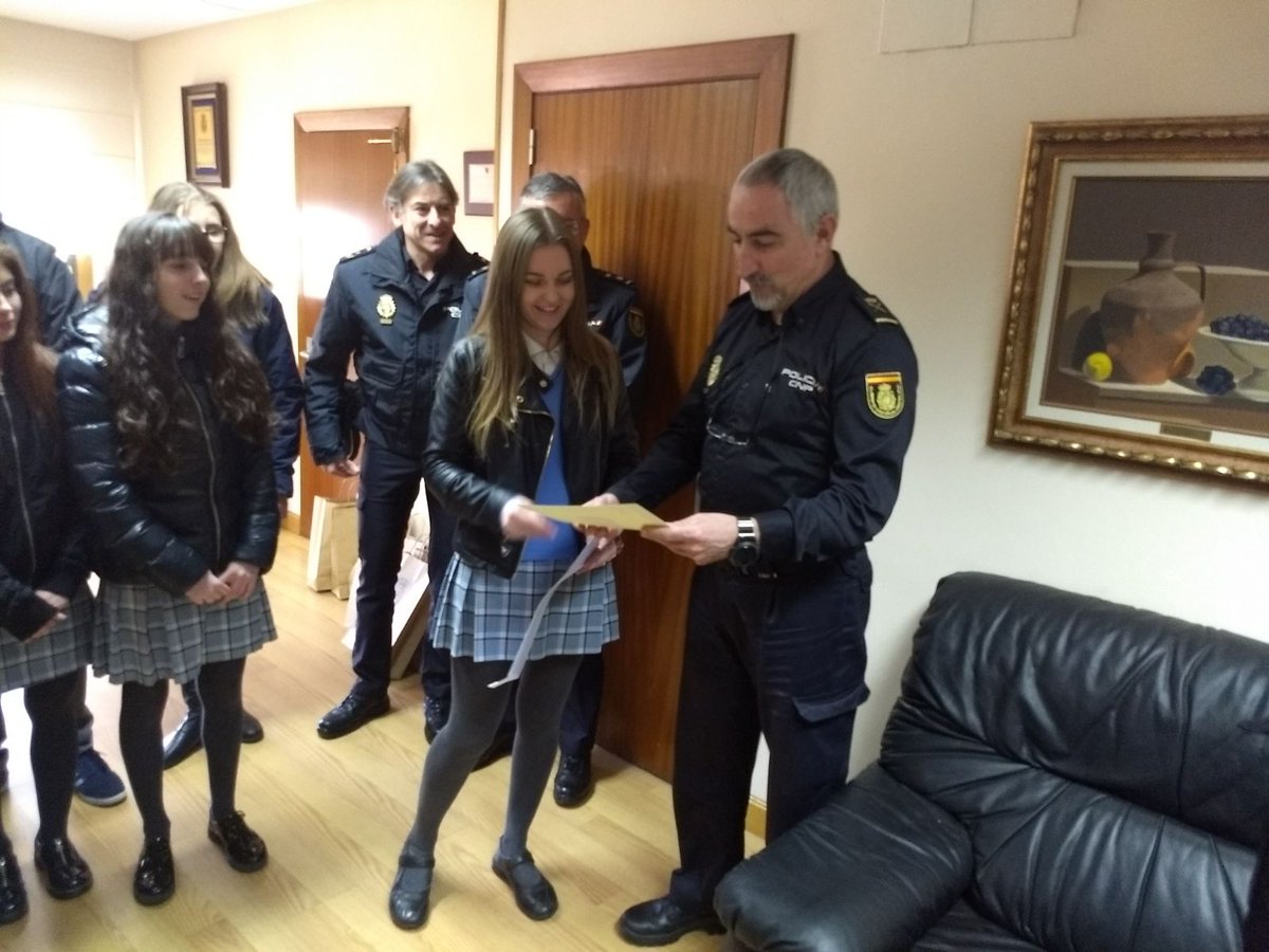 ¡¡Gracias, gracias, gracias!! Detalles que animan a seguir trabajando por los derechos y libertades de todos.
Alumnos del colegio Sta Luisa de Marillac nos entregan este diploma en #Pamplona