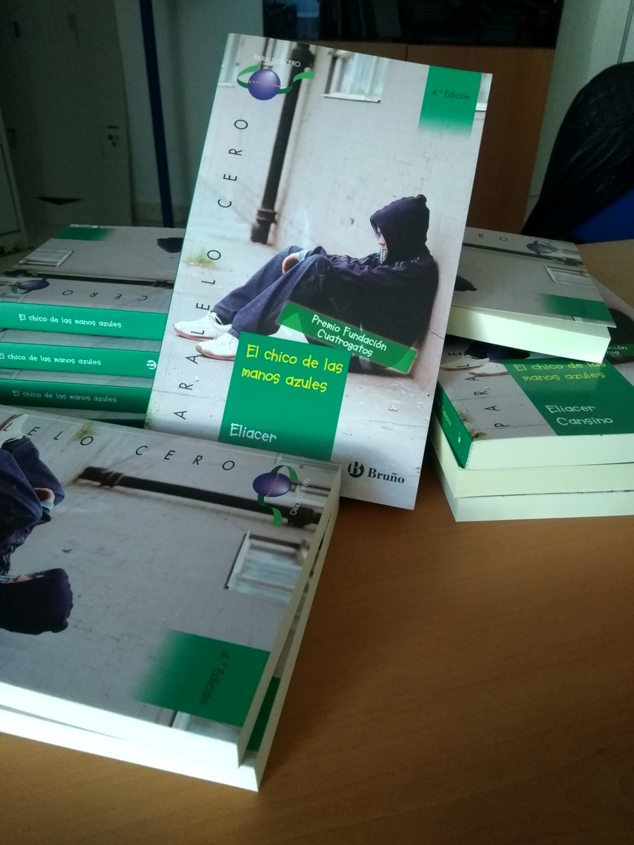 epdl_Benacazon's tweet photo. Hemos tenido nuestra primera experiencia con el libro , es " RECTANGULAR "  😮 y hemos conocido a Franz, ¿Un marciano? con las manos azules🖐️@epdlsevilla https://t.co/BpaiNg1t6u