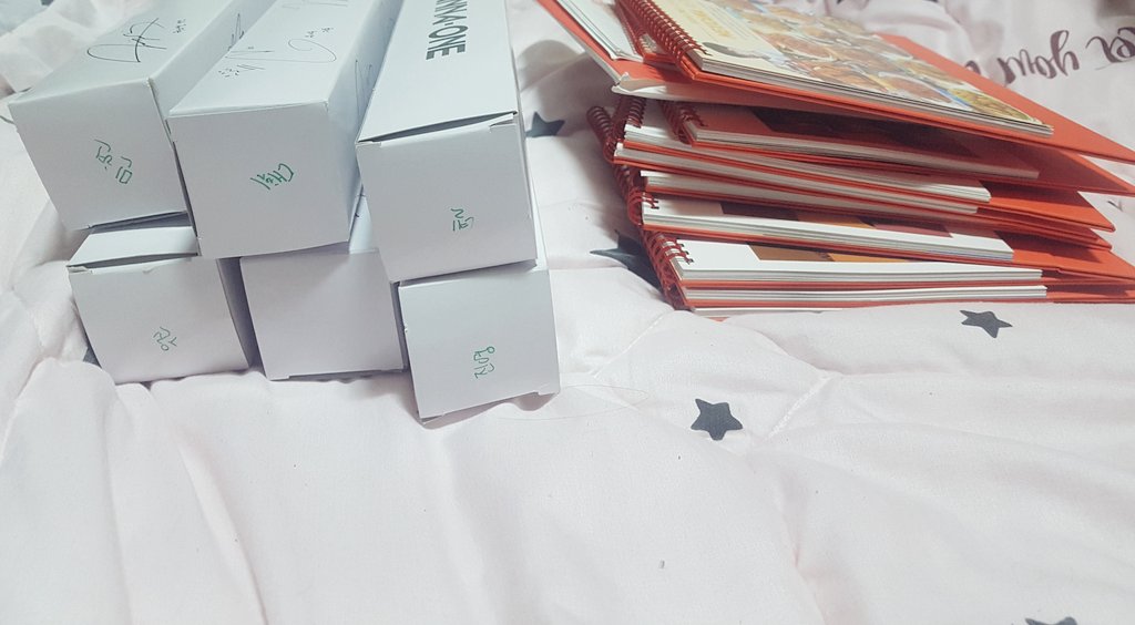 LINLIN_WANNA_'s tweet photo. RT추첨)
멕시카나 환멸나서 알티추첨 한분 원하는맴버 포스터 1장+달력+요하이워터단체포스터 나눔해요

멕시카나 점장이랑 점장가족들은
참여 하지마시길^^

오늘35장 안될걸 알았지만 진짜안됬고 
우수지점 점장이나가족 갈수있게해준다해서 
불매운동 겸 내일 롯리팬싸 독려겸 하눈고에요 https://t.co/Yll3v73Oxs