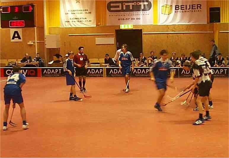 UpplandsIBF's tweet photo. Allians A och en het fight där Årsta IK står som hemmalag, kan du hjälpa oss att lista ut vilka de möter? Matchen spelades den 28 januari 2002 #uibf #allianshallen https://t.co/mOXBIwbFUj