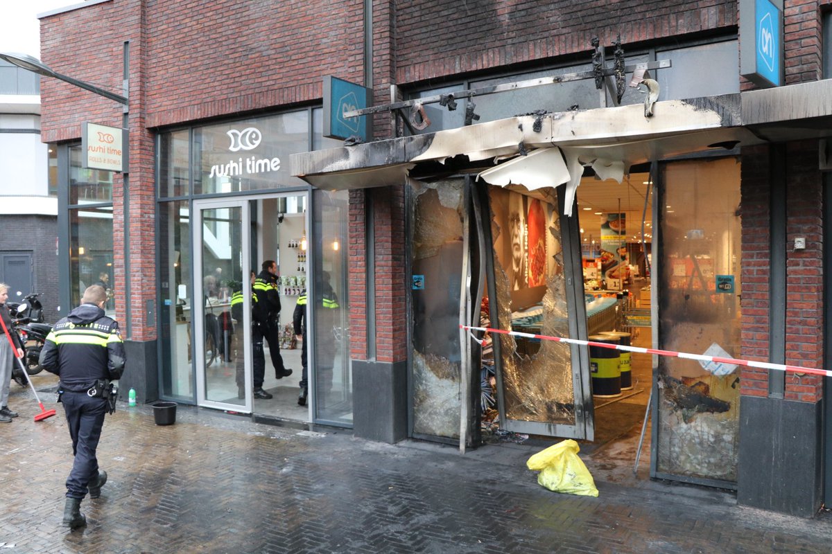PersburoUNN's tweet photo. Grote schade aan het pand van een #Albert #Heyn filiaal in het WC #Westwijk plein in #Amstelveen waar vannacht een auto in brand vloog bij een poging ramkraak aldaar. https://t.co/hvEIZkd2oV