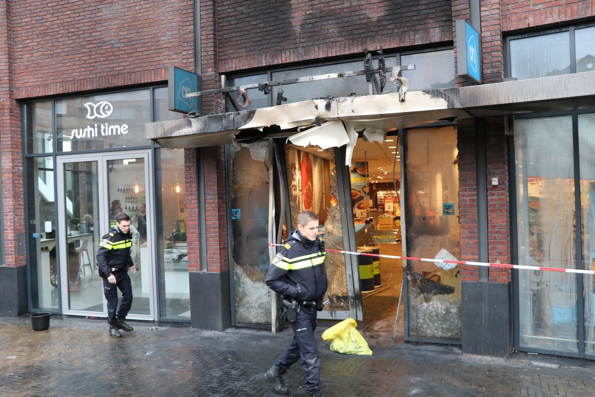 PersburoUNN's tweet photo. Grote schade aan het pand van een #Albert #Heyn filiaal in het WC #Westwijk plein in #Amstelveen waar vannacht een auto in brand vloog bij een poging ramkraak aldaar. https://t.co/hvEIZkd2oV